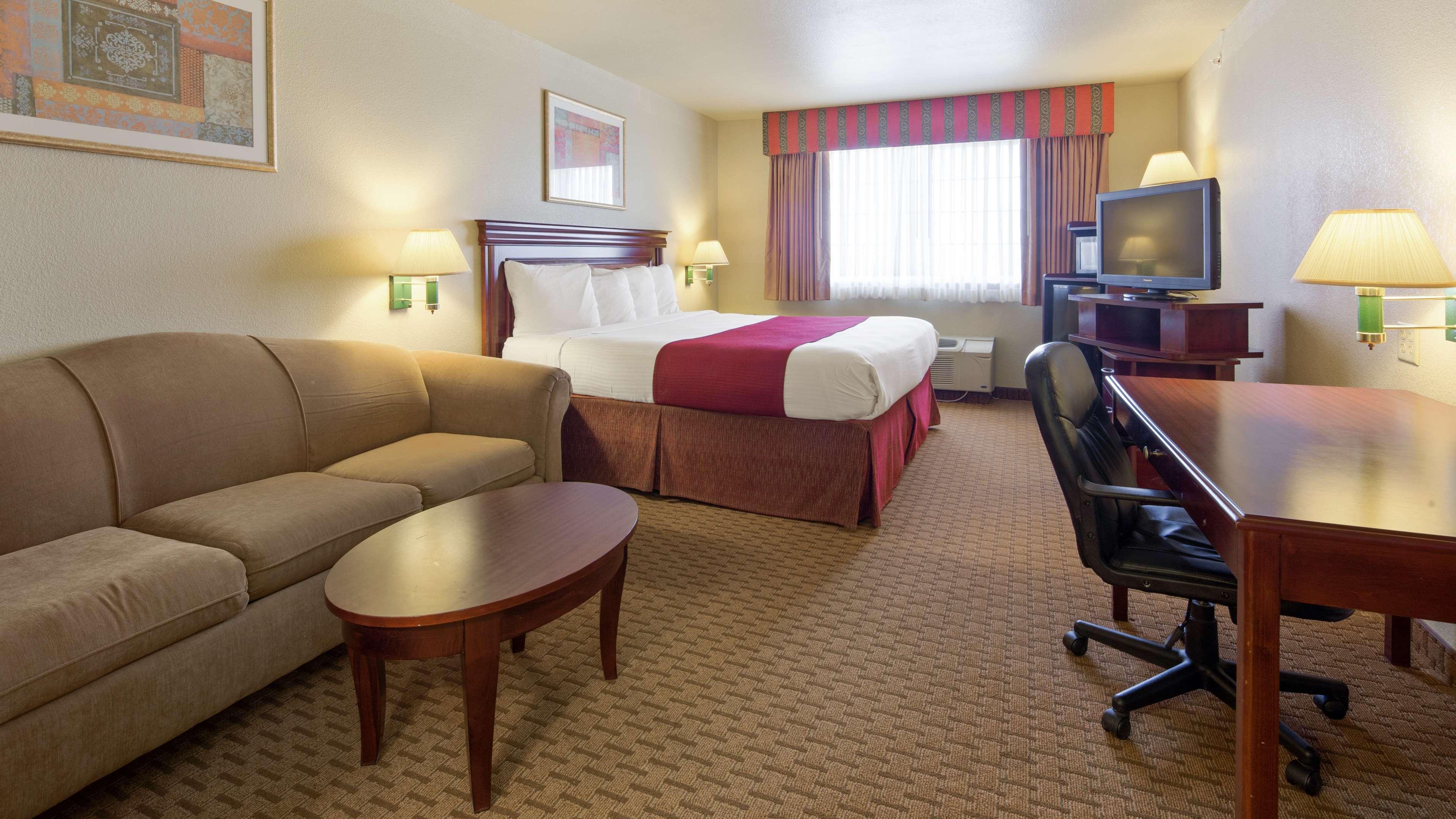 Best Western Plus Pratt Exterior photo