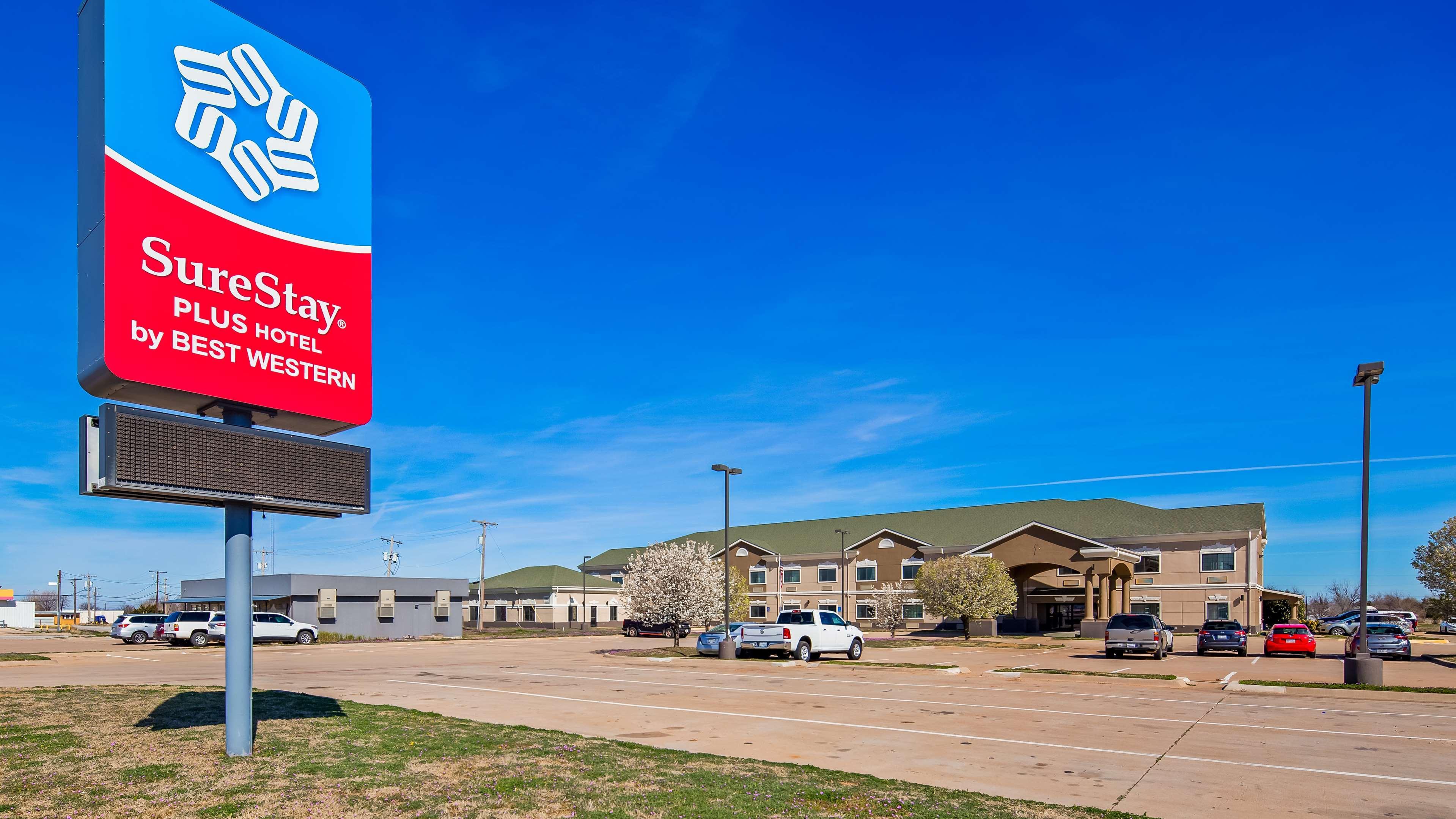 Best Western Plus Pratt Exterior photo