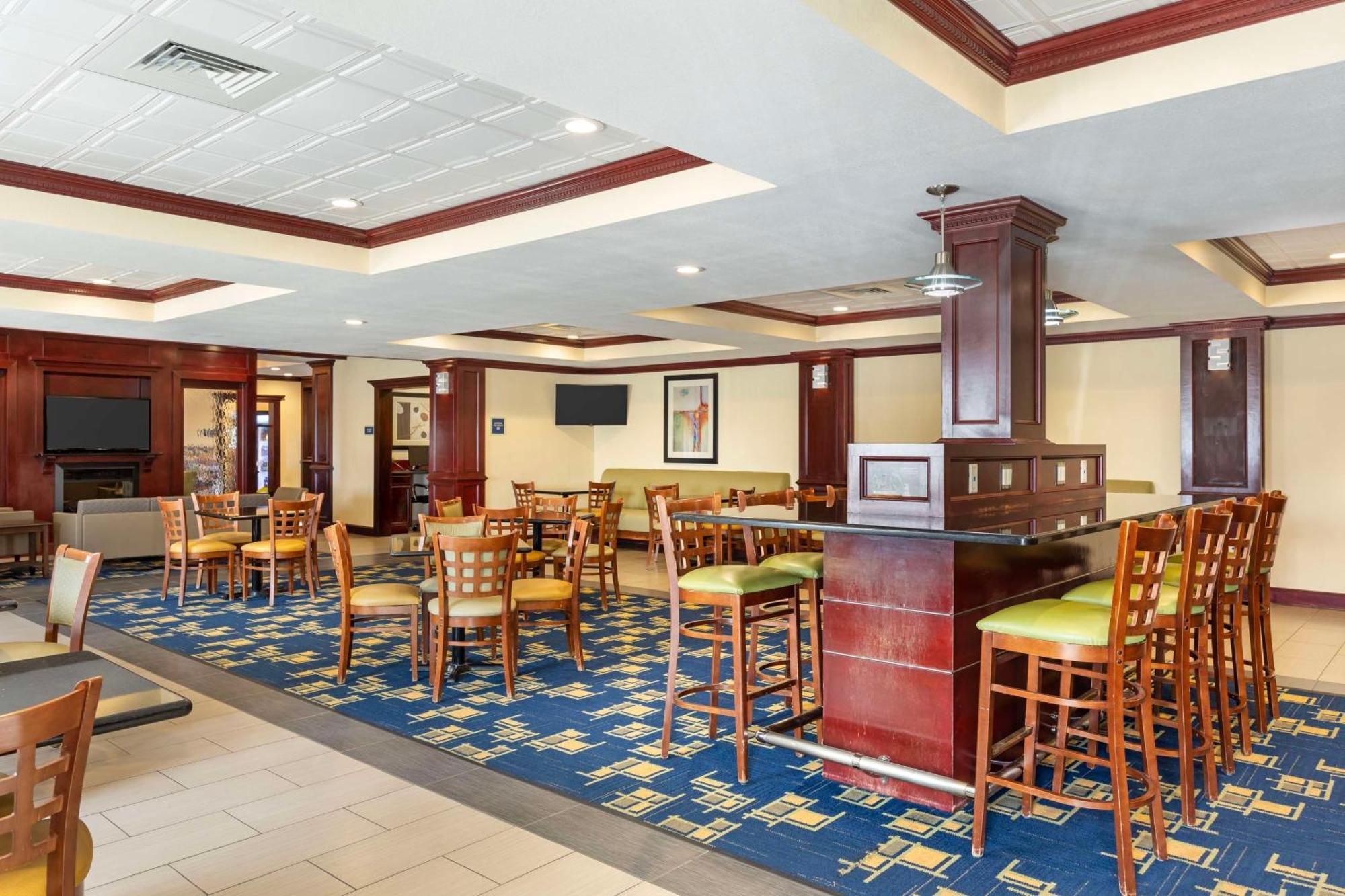 Best Western Plus Pratt Exterior photo